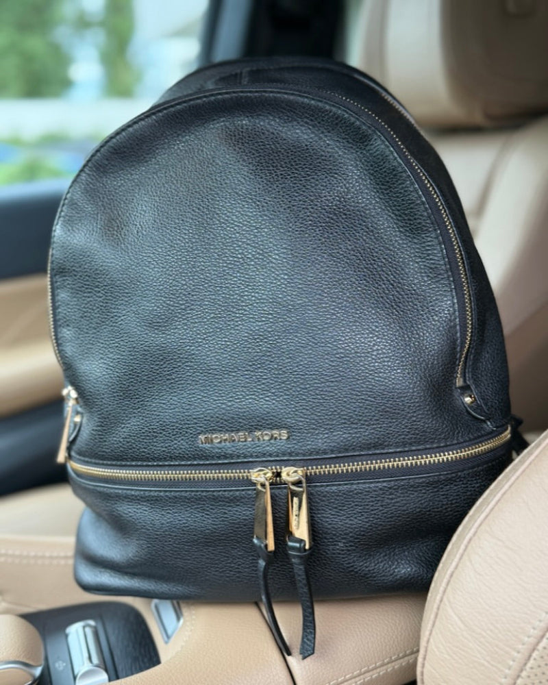batoh_michael_kors_kozeny_cerny