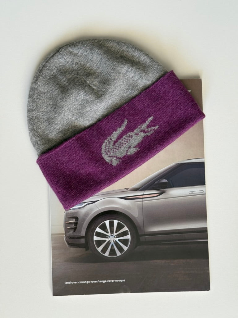 lacoste_cepice_zima_seda_fialova
