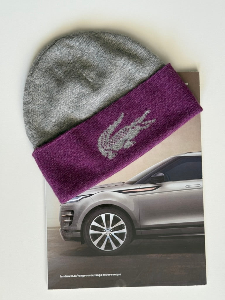 lacoste_cepice_zima_seda_fialova
