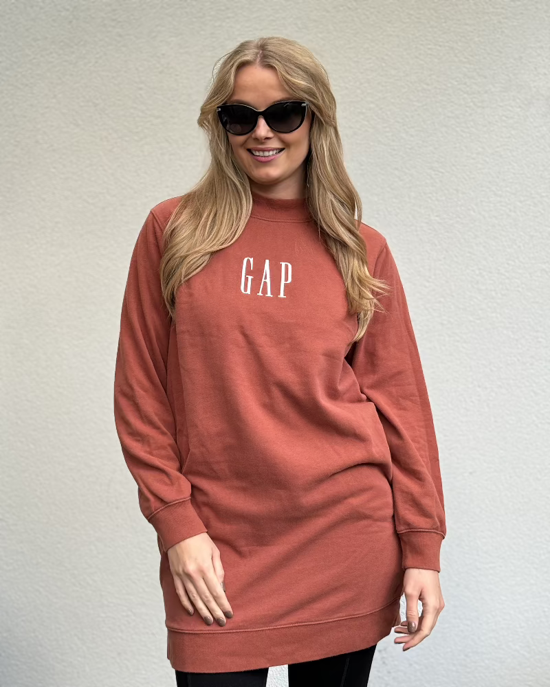 gap_mikina_prodlouzena_hněda_napis