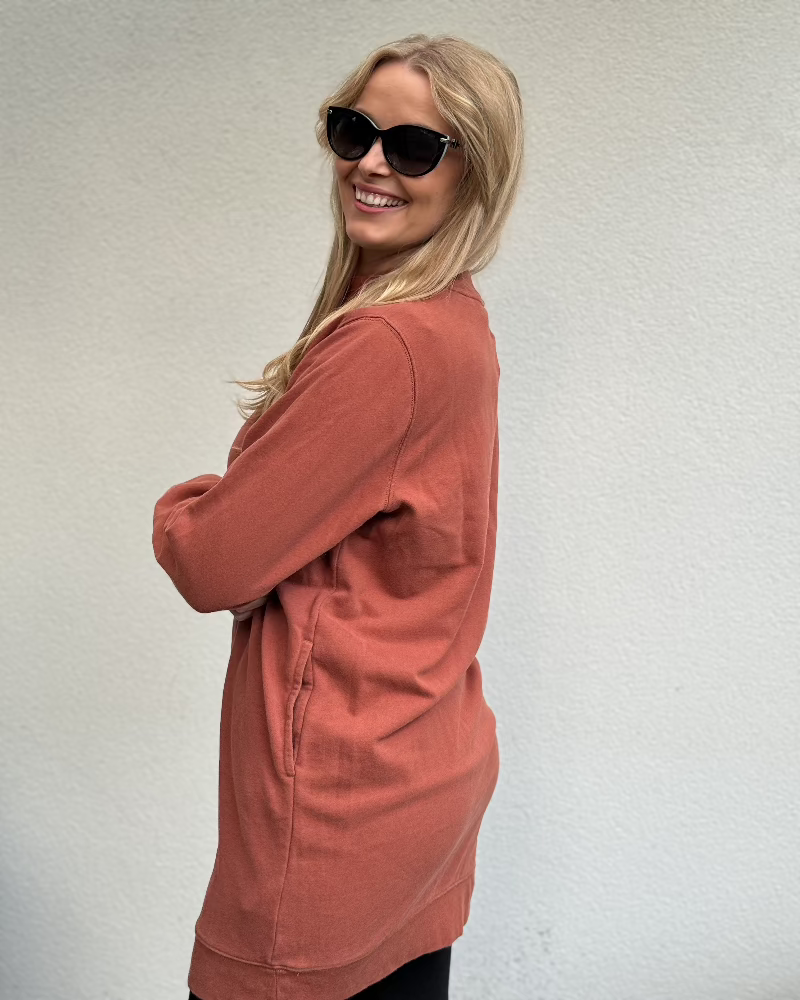 gap_mikina_prodlouzena_hněda_napis