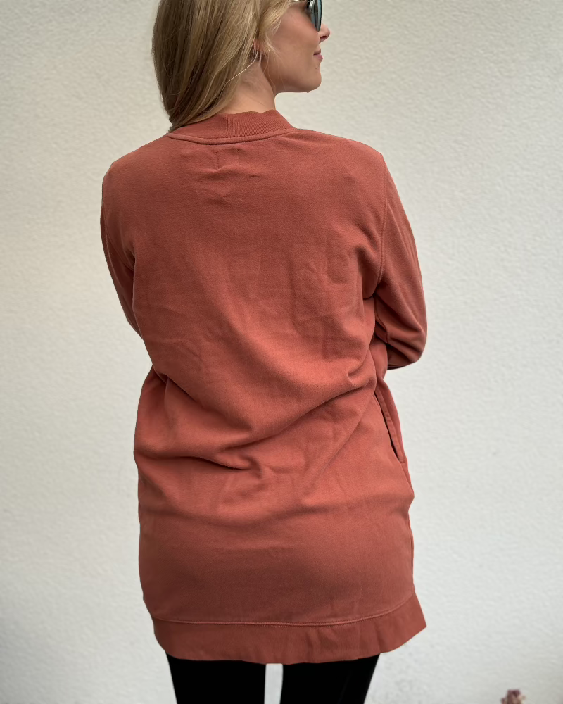 gap_mikina_prodlouzena_hněda_napis