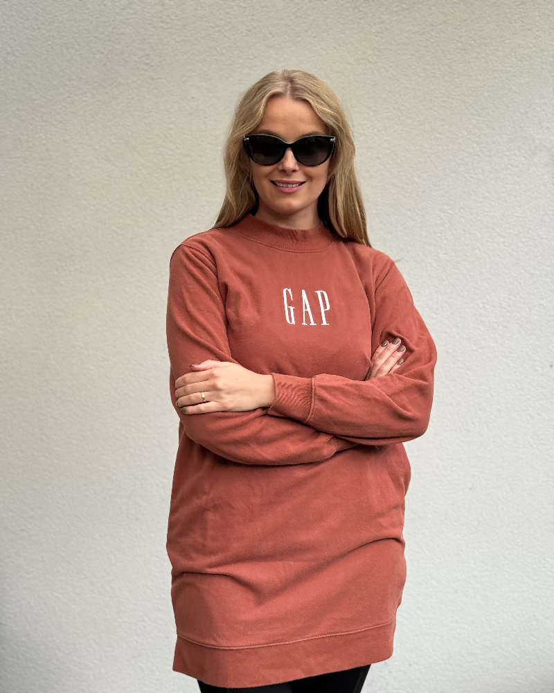 gap_mikina_prodlouzena_hněda_napis