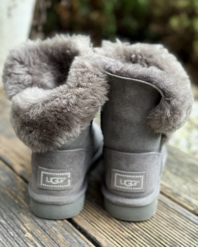 ugg_valenky_sede_kozisek_ozdoba