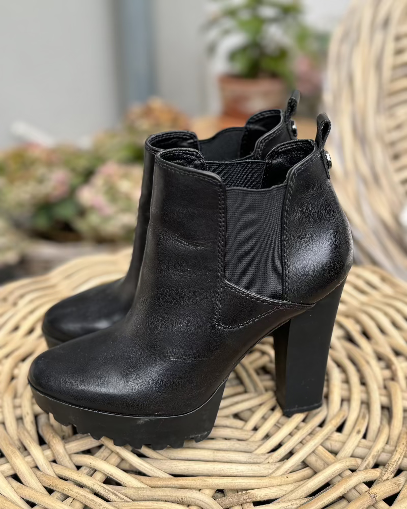 kozacky_guess_damske_kuze_podpatek