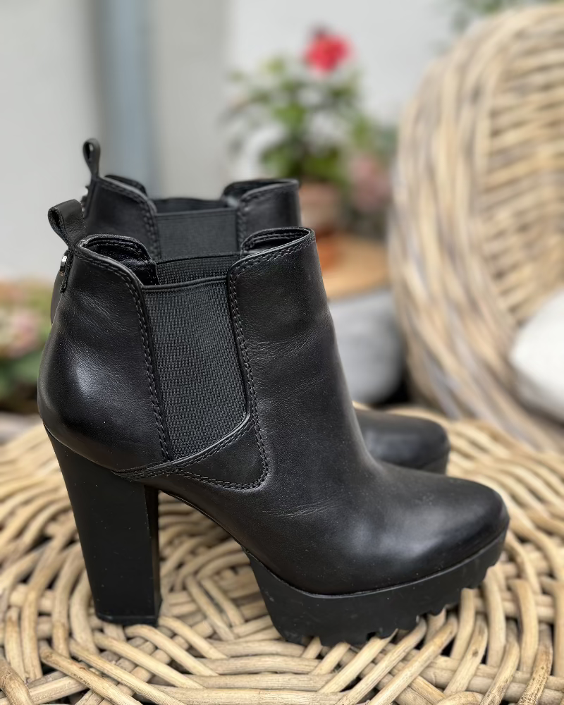 kozacky_guess_damske_kuze_podpatek