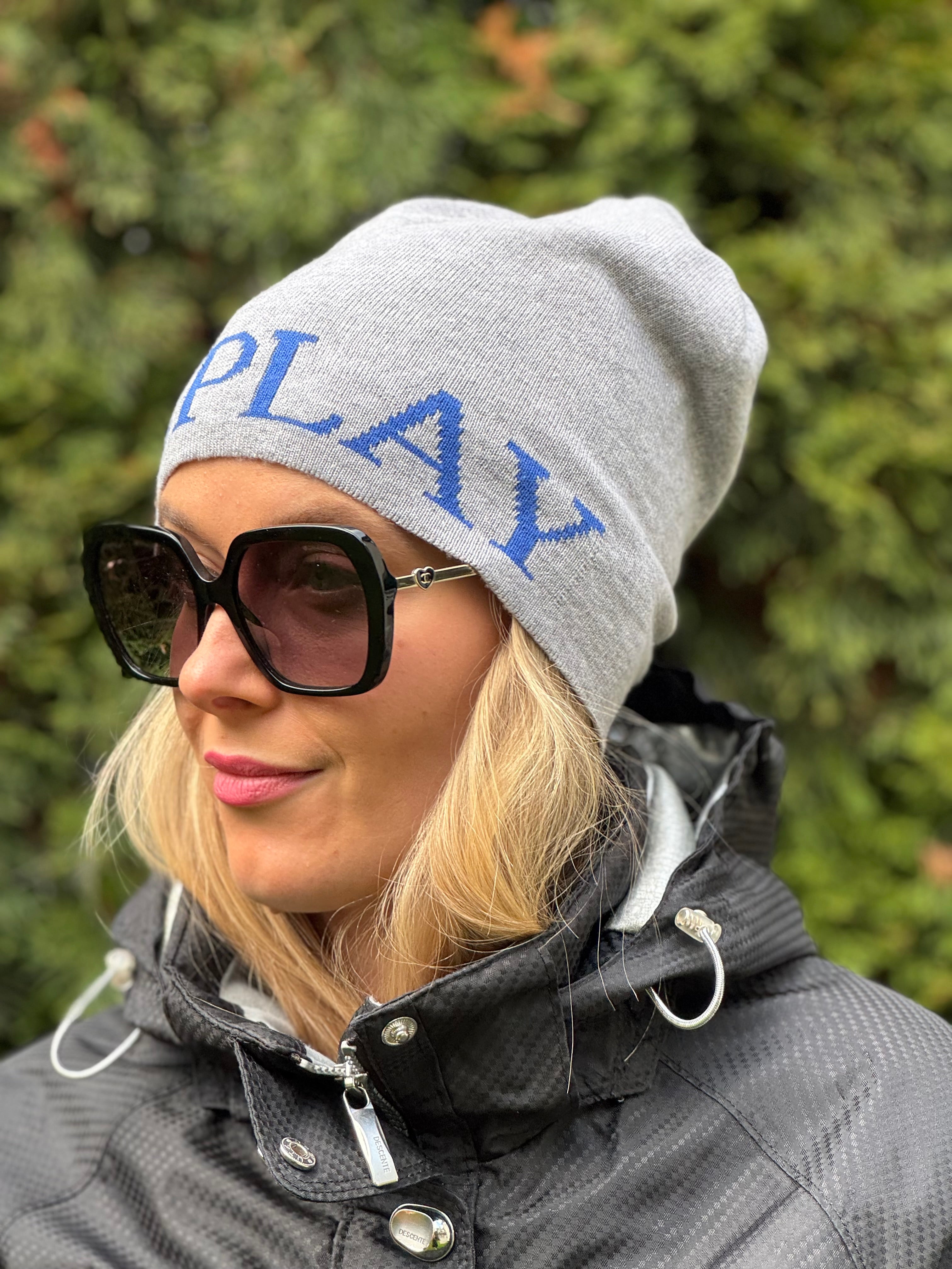 Čepice Replay šedá s názvem značky