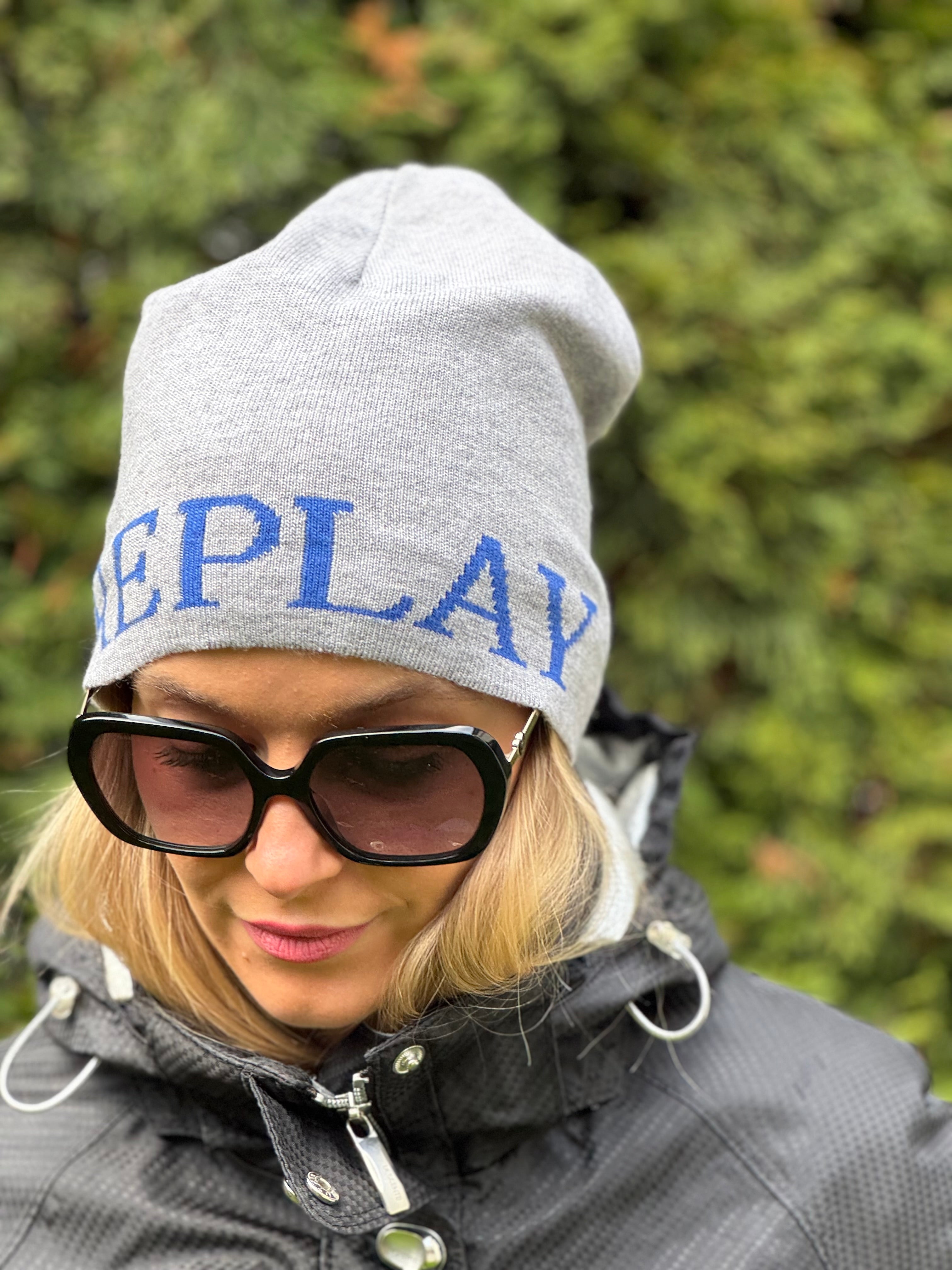 Čepice Replay šedá s názvem značky