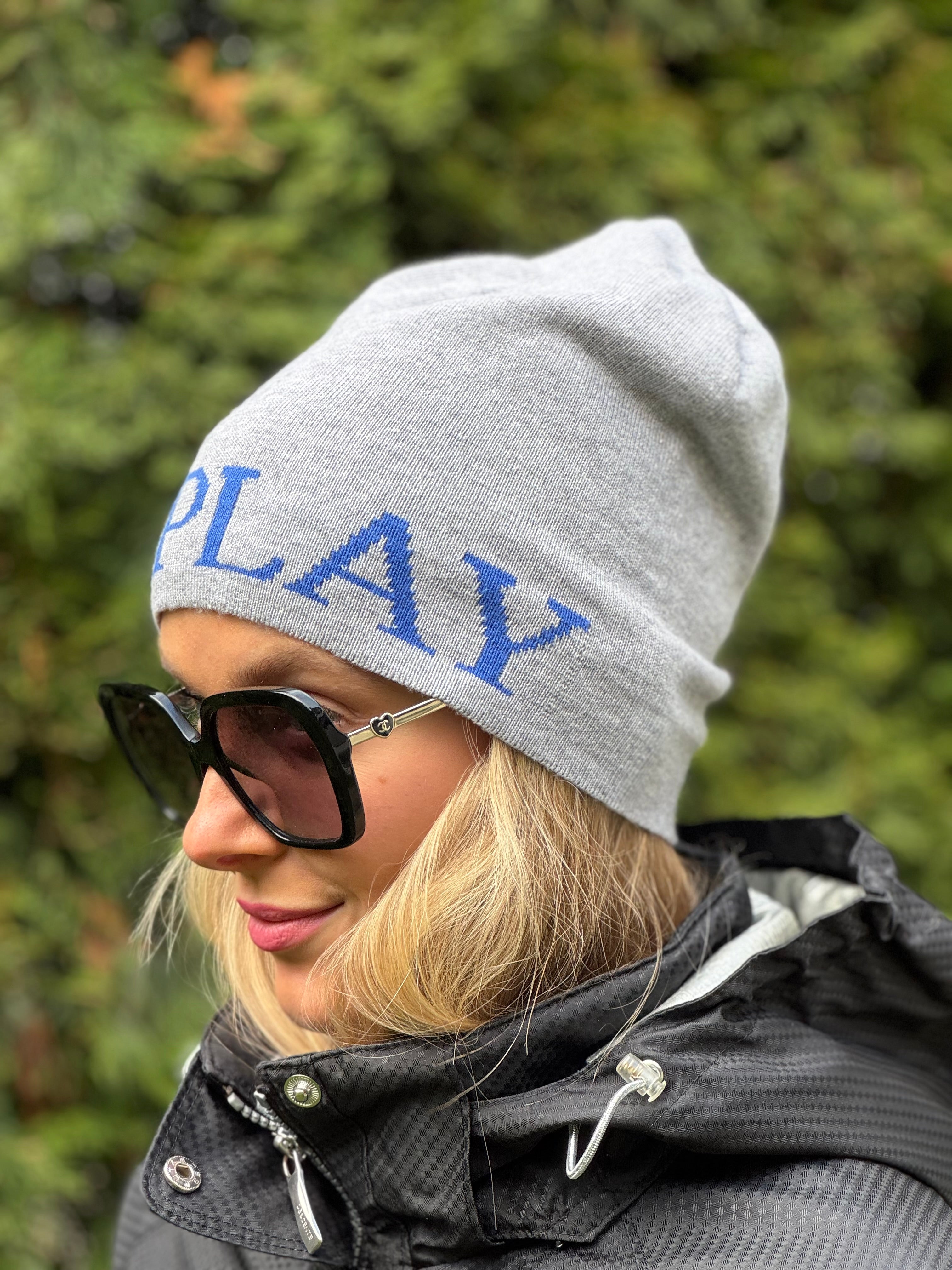 Čepice Replay šedá s názvem značky