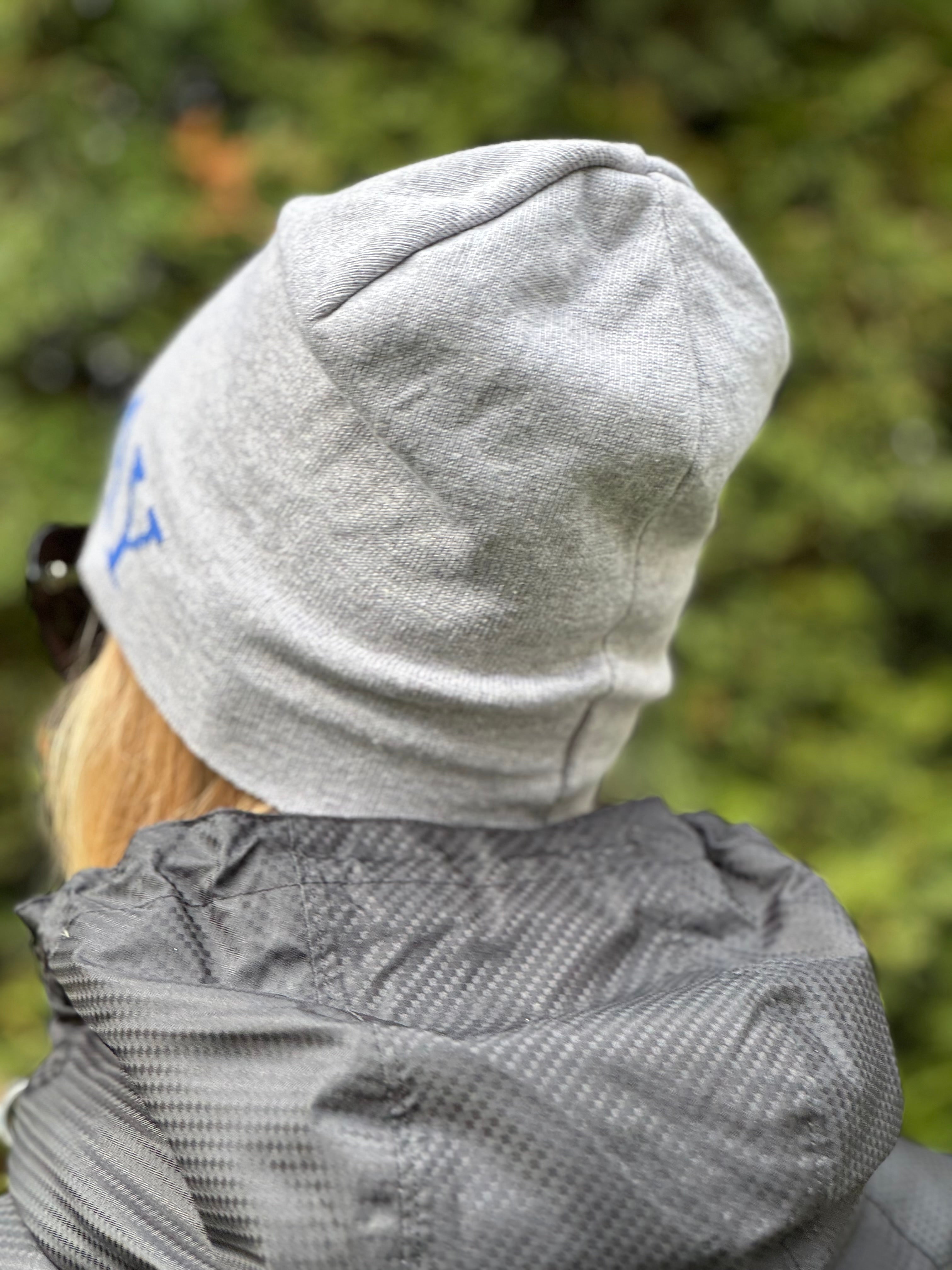 Čepice Replay šedá s názvem značky