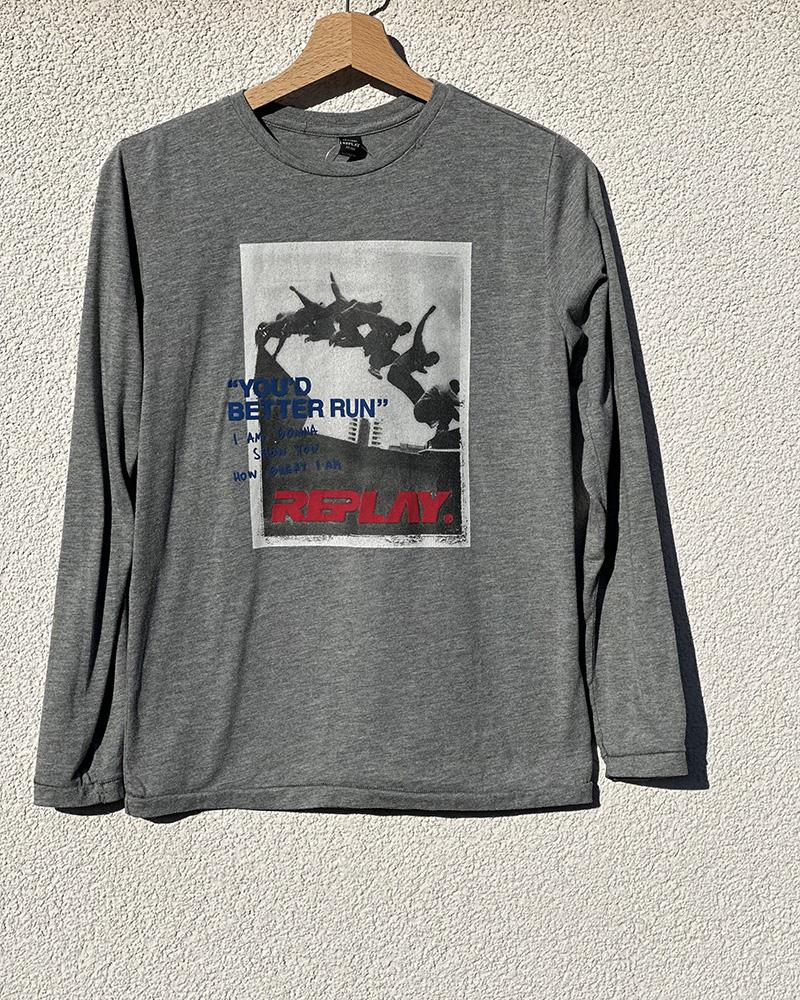 T-shirt for children Replay gray with long sleeves and a picture and the inscription "you better run"