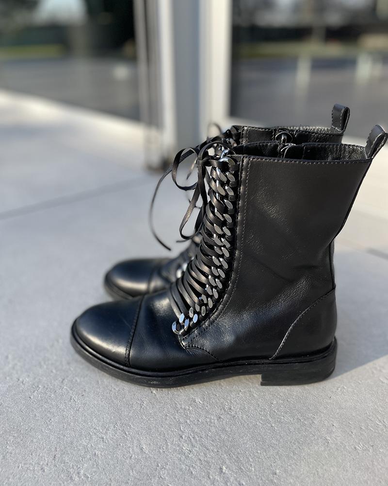 Boty dámské Casadei černé s řetízkem