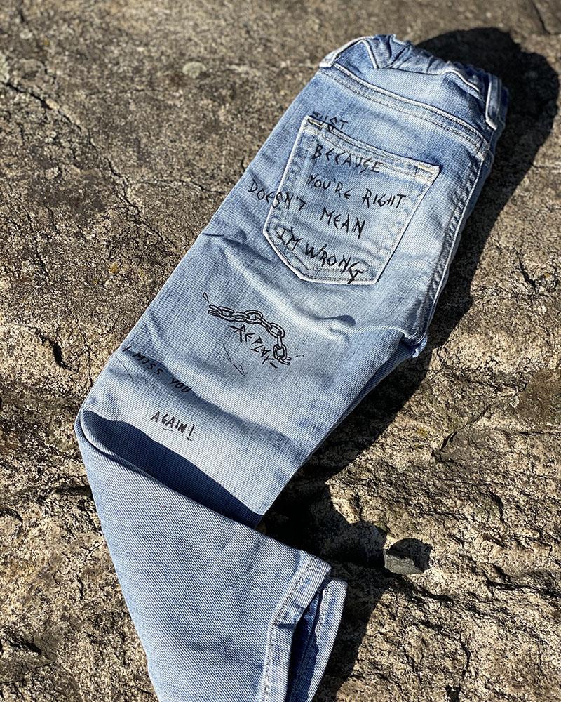 Džíny dětské Replay s nápisy a nášivkami