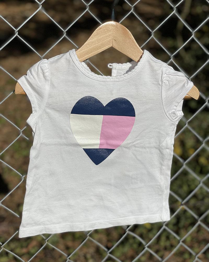 Triko dětské Tommy Hilfiger bílé se srdíčkem