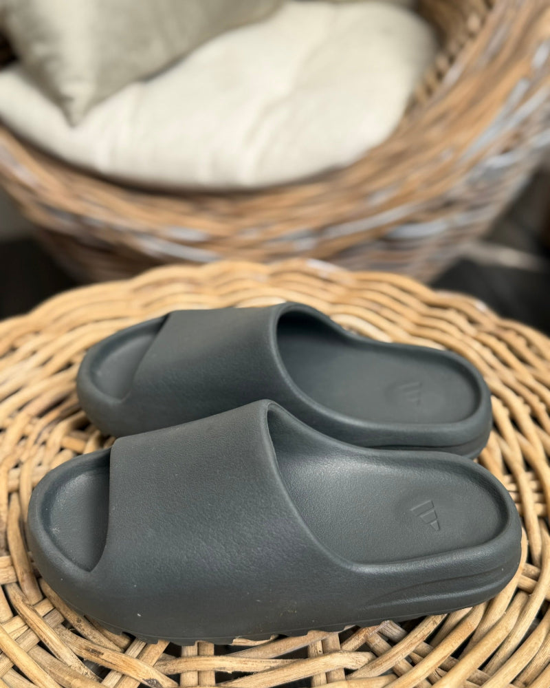 pantofle_adidas_yeezy_slides_granite_36