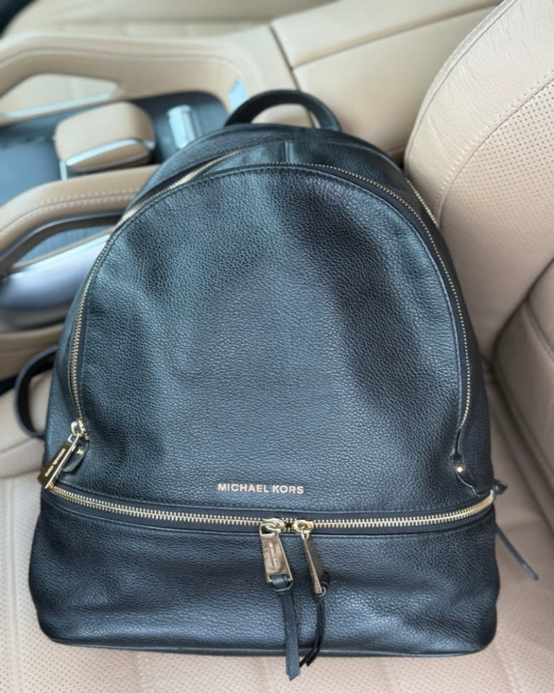 batoh_michael_kors_kozeny_cerny