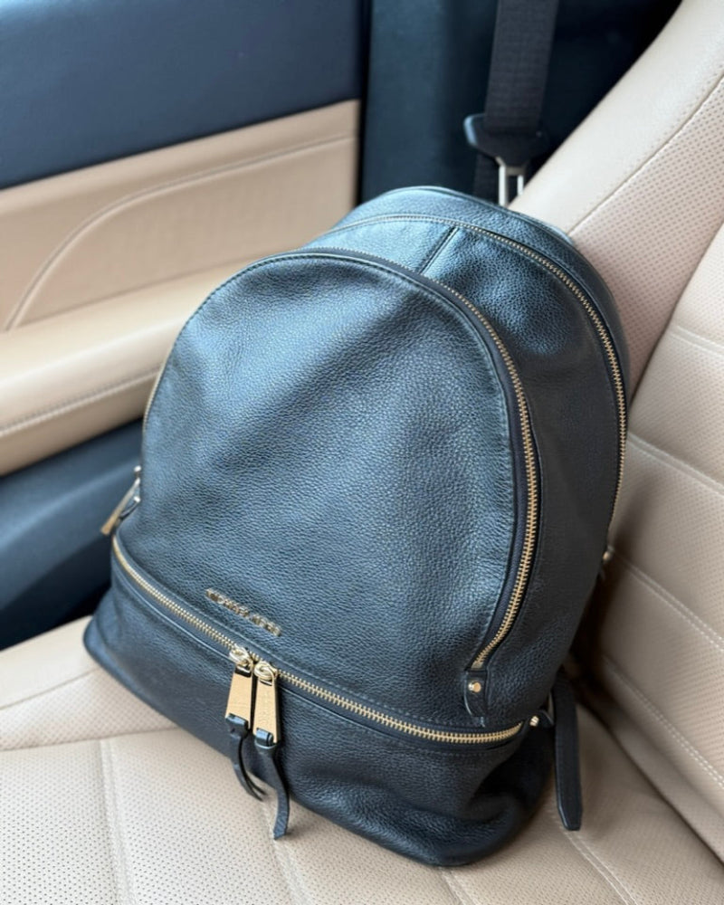 batoh_michael_kors_kozeny_cerny