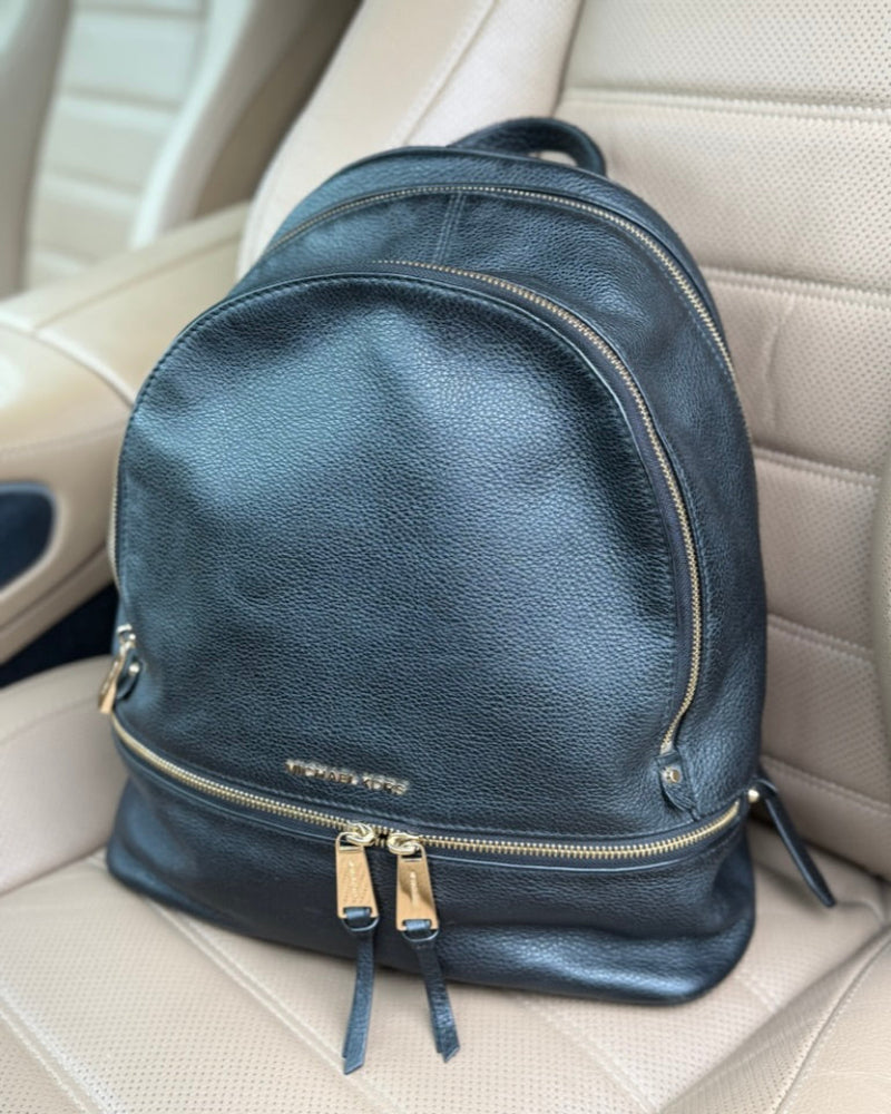 batoh_michael_kors_kozeny_cerny