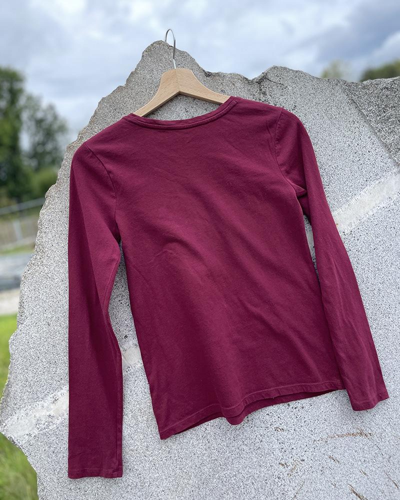 Gap children's t-shirt burgundy with an inscription